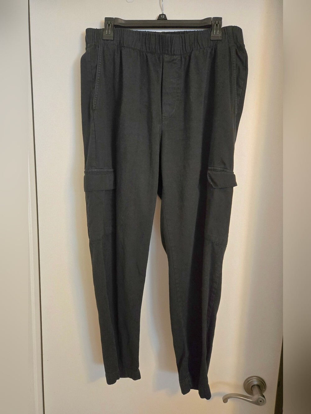 GAP Women's Twill Cargo Pants in Black - Picture 2 of 6